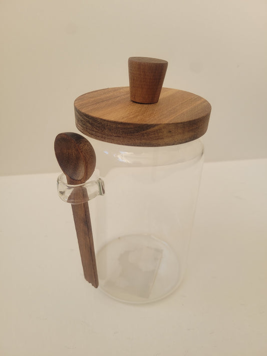 Glazen pot met lepel